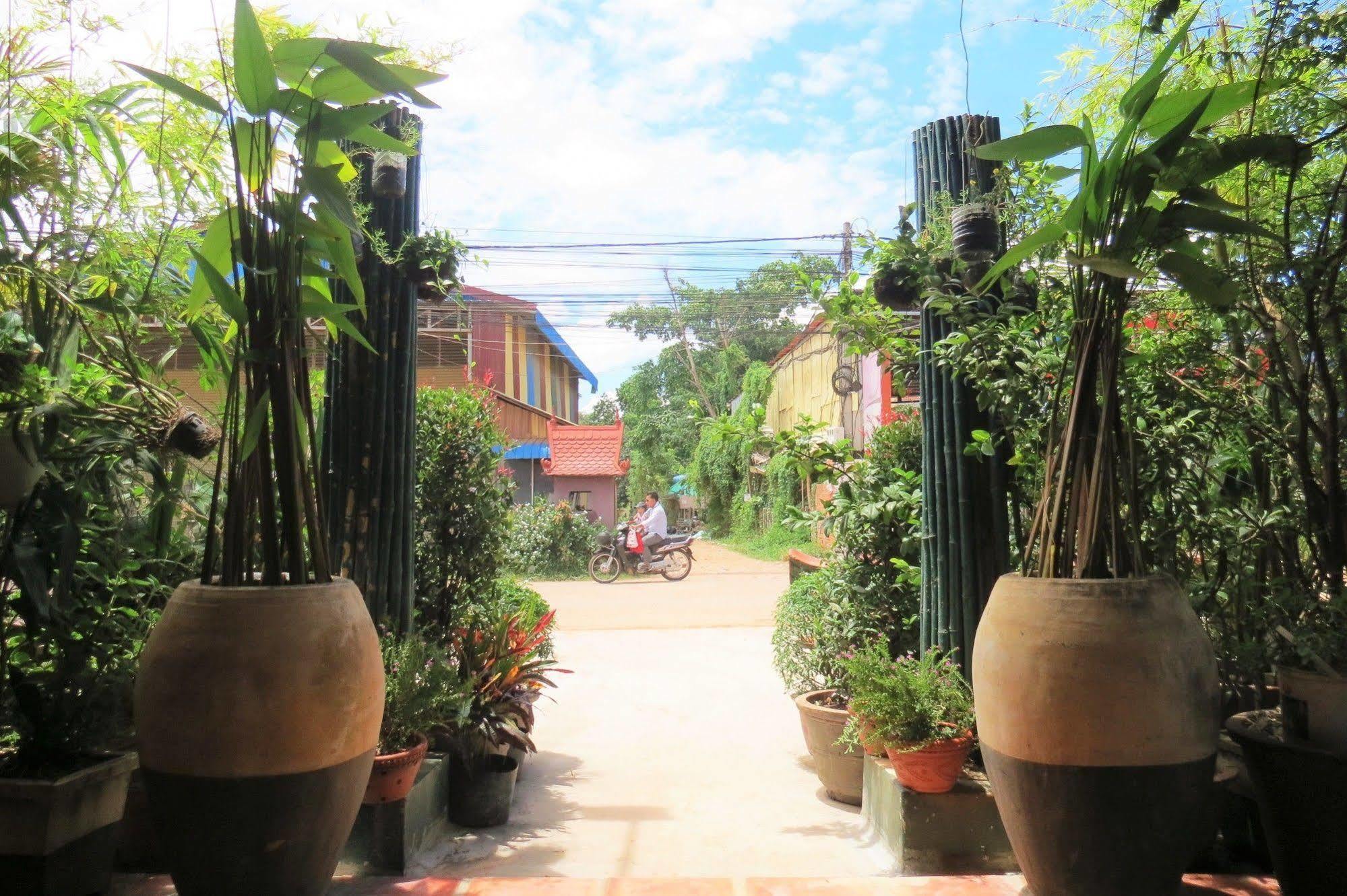 Panda Angkor Inn Siem Reap Bagian luar foto